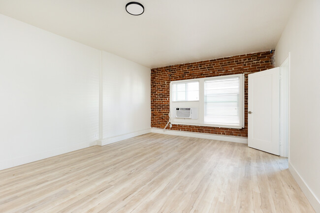 Modern & Stylish 2-Bedroom Apartment... Gr...