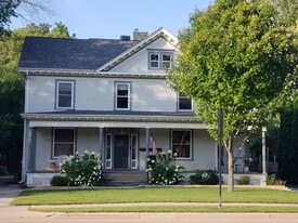 454 W Wisconsin Ave, Unit 2 in Oconomowoc, WI - Building Photo