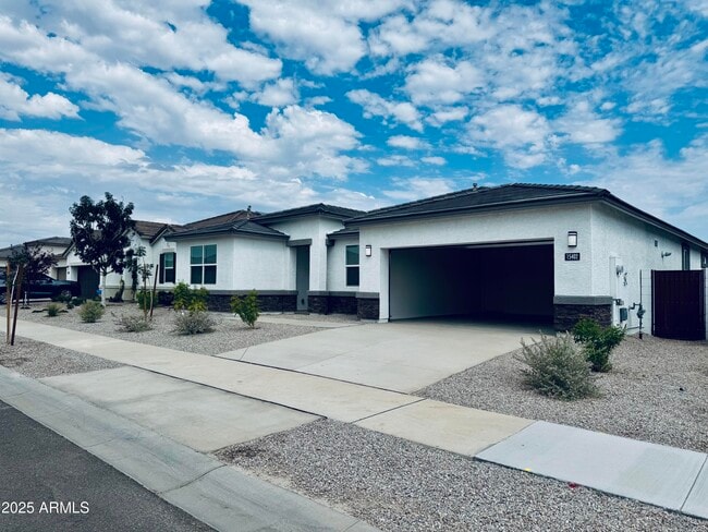 15402 W Cottontail Ln in Surprise, AZ - Building Photo - Building Photo