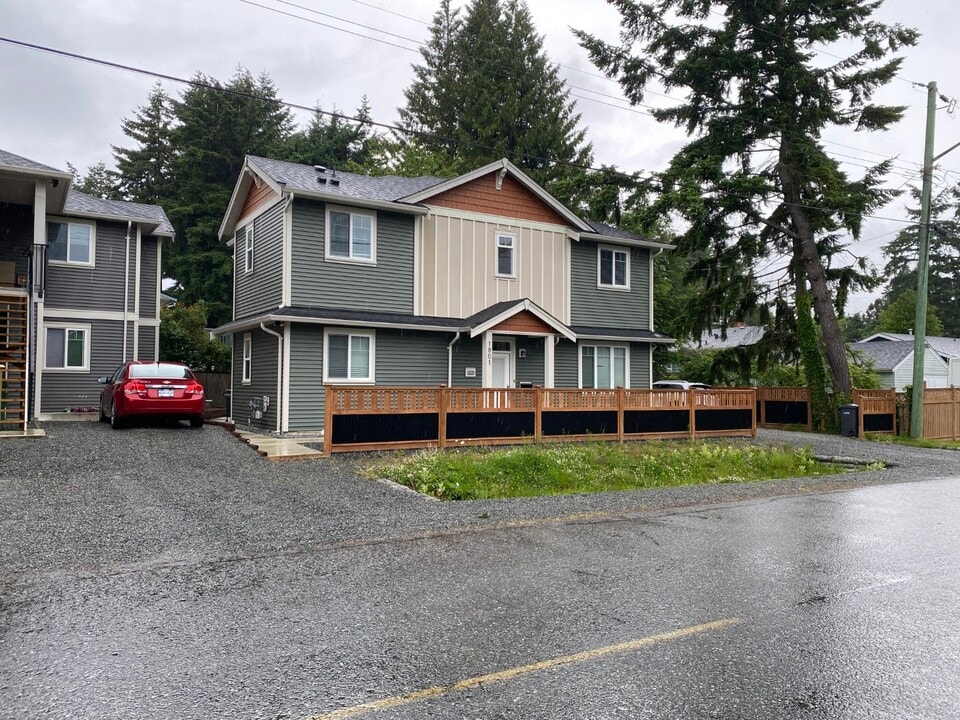 1801 Hallen Ave in Nanaimo, BC - Building Photo