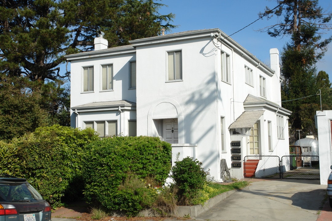 1709 Berkeley Way in Berkeley, CA - Building Photo