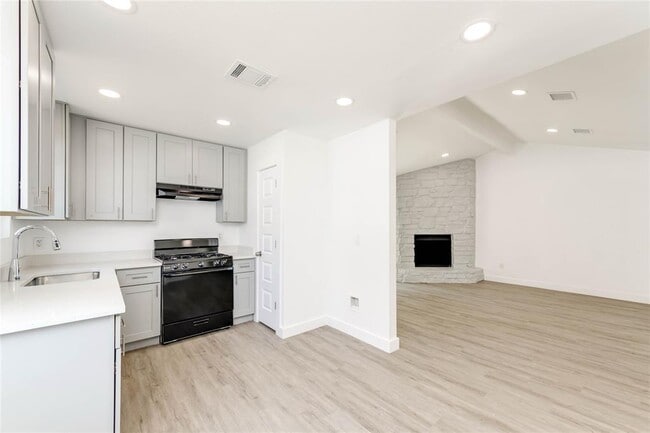 3410 Lynridge Dr