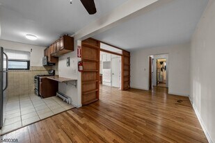 401 US-22 in Plainfield, NJ - Building Photo