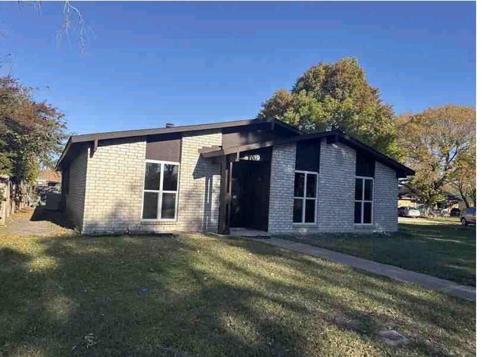 8709 Miami Dr in Rowlett, TX - Building Photo