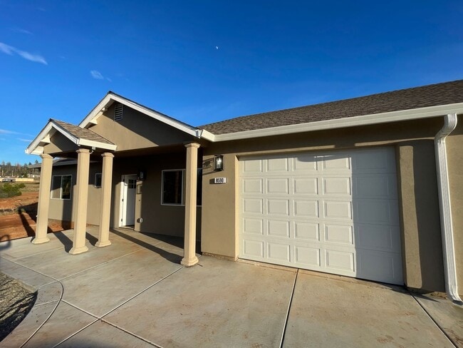 8588-8590 Ridgecrest Dr in Paradise, CA - Building Photo - Building Photo