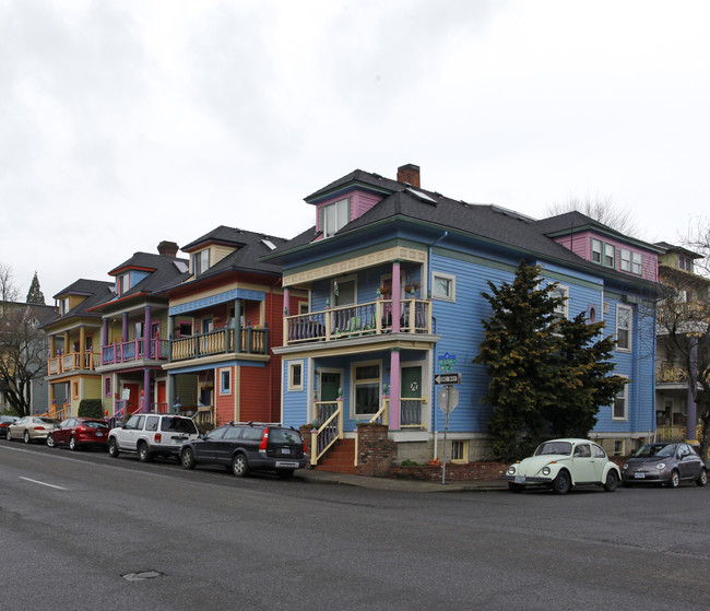 Glisan Townhomes in Portland, OR - Building Photo - Building Photo