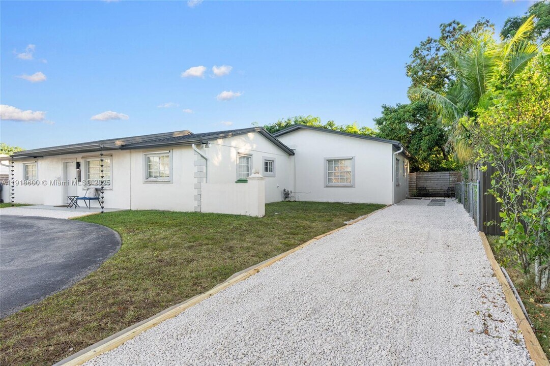 13830 SW 73rd St in Miami, FL - Building Photo