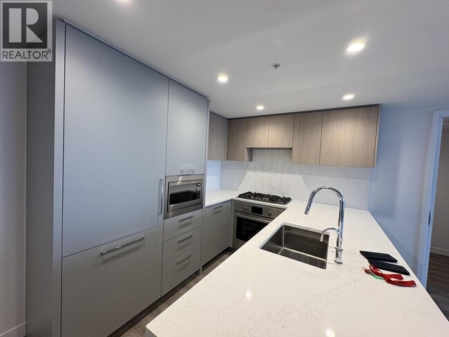 6620 Sussex Ave in Burnaby, BC - Building Photo - Building Photo
