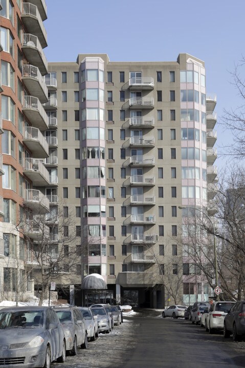 1077 Saint-Mathieu in Montréal, QC - Building Photo