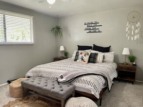 1212 E 8280 S in Sandy, UT - Foto de edificio - Building Photo