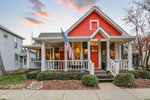 140 N Main St in Zionsville, IN - Building Photo