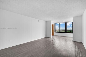 2333 Brickell Ave in Miami, FL - Building Photo - Building Photo