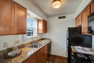 Golden Crest in Odessa, TX - Building Photo