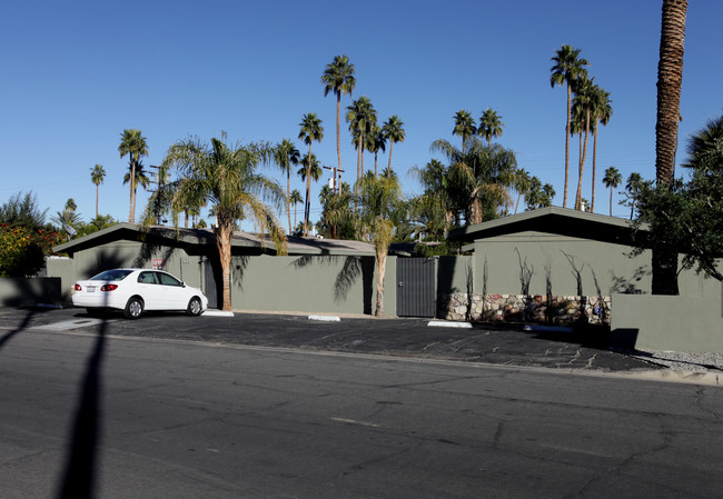 622 S Warm Sands Dr in Palm Springs, CA - Building Photo - Building Photo