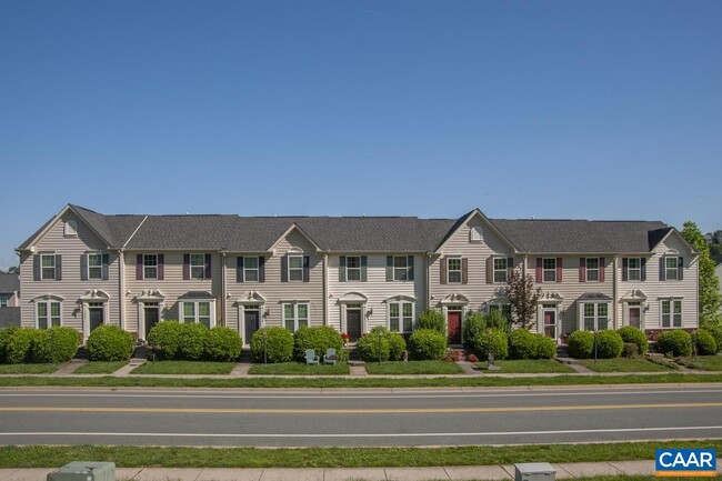 1852 Verona Dr in Charlottesville, VA - Foto de edificio - Building Photo