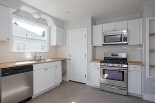 2628 Northeast Ainsworth Street, Unit A in Portland, OR - Building Photo