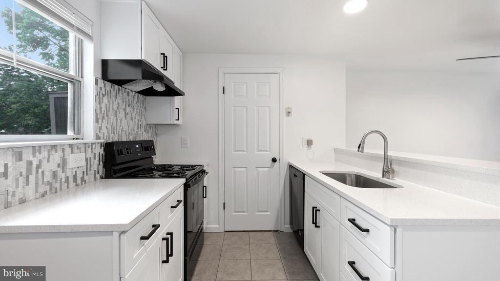 4389 Pembrook Village Dr in Alexandria, VA - Building Photo