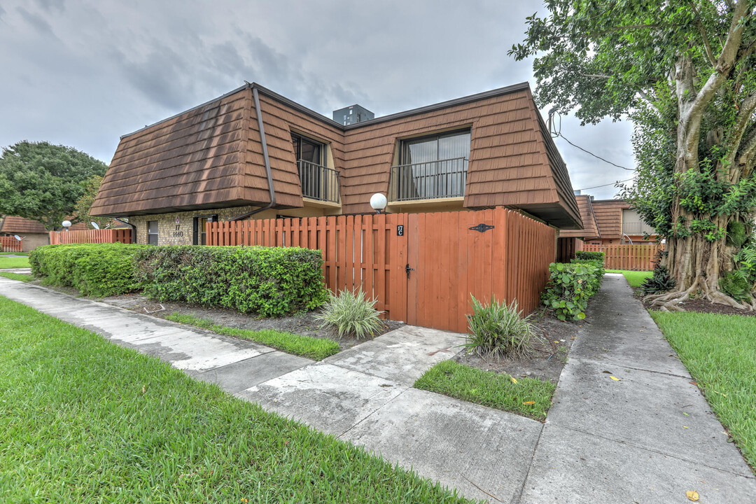 1440 N Lawnwood Cir in Fort Pierce, FL - Building Photo