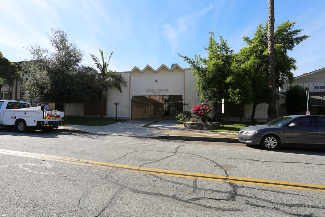 330 E Dryden St in Glendale, CA - Building Photo