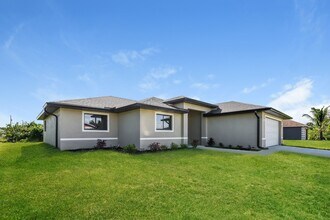 4916 2nd St W in Lehigh Acres, FL - Foto de edificio - Building Photo