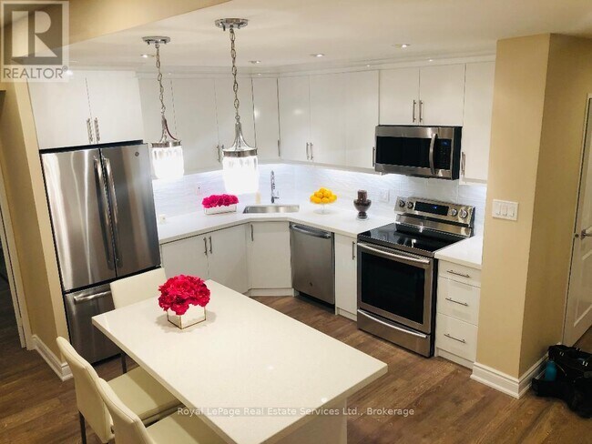 2185 Marine Dr in Oakville, ON - Building Photo - Building Photo