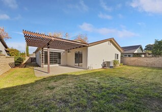 25443 Vía Labrada in Santa Clarita, CA - Foto de edificio - Building Photo