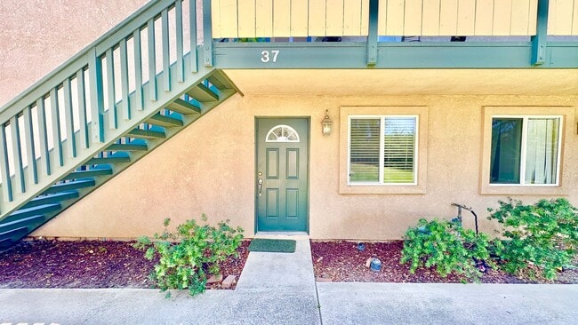 868 E Alvarado St in Fallbrook, CA - Building Photo - Building Photo