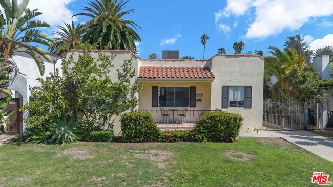 property at 736 N Poinsettia Pl