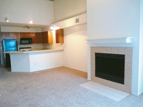 Persimmon Square Apartments in Oklahoma City, OK - Foto de edificio - Building Photo