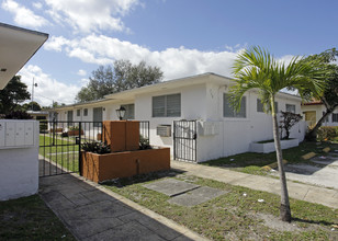 750-752 NE 128th St in North Miami, FL - Building Photo - Building Photo