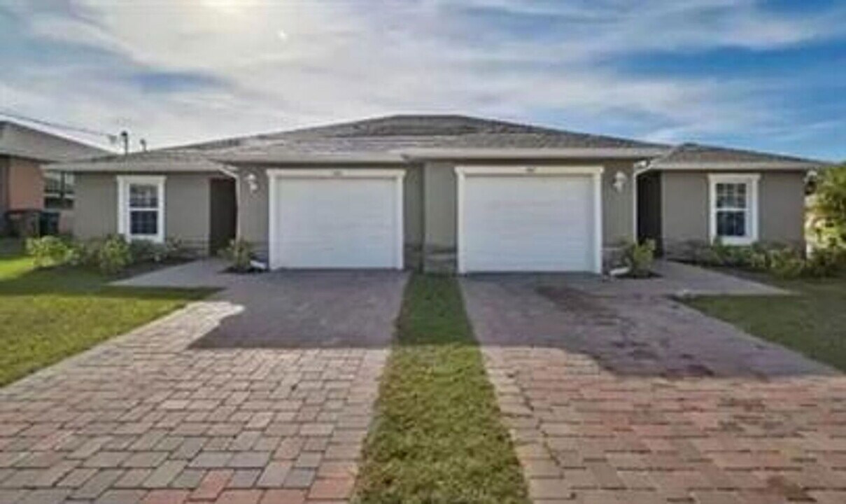 4605 SW 9th Ave in Cape Coral, FL - Building Photo