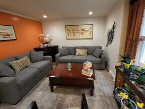 16 Pinecrest Vlg in Hopkinton, MA - Building Photo - Building Photo