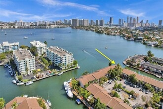 2725 NE 165th St in North Miami Beach, FL - Building Photo - Building Photo