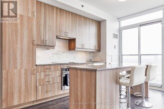 426-4426 University Ave in Toronto, ON - Building Photo - Building Photo