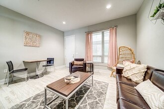 Live On Hillsborough in Raleigh, NC - Foto de edificio - Building Photo