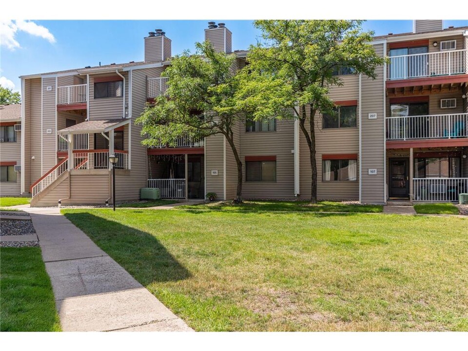 350 Shelard Pkwy in St. Louis Park, MN - Building Photo