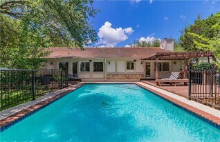 302 Timpanagos Dr in Lakeway, TX - Building Photo