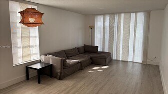 9688 Fontainebleau Blvd in Miami, FL - Building Photo