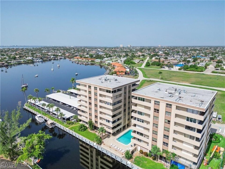 4803 Sunset Ct in Cape Coral, FL - Foto de edificio