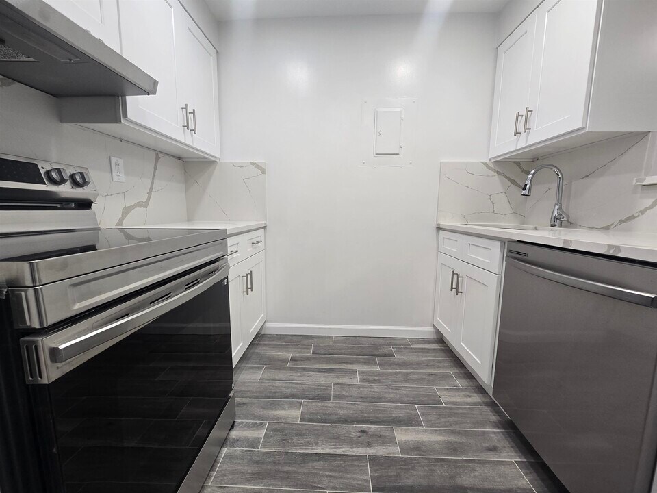 133 Harmon Cove Tower in Secaucus, NJ - Building Photo