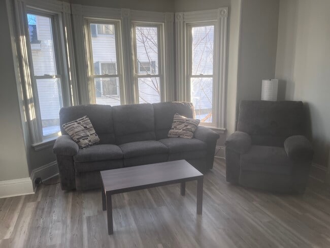 147 Grove St, Unit Apartment 1 in Bangor, ME - Building Photo - Building Photo