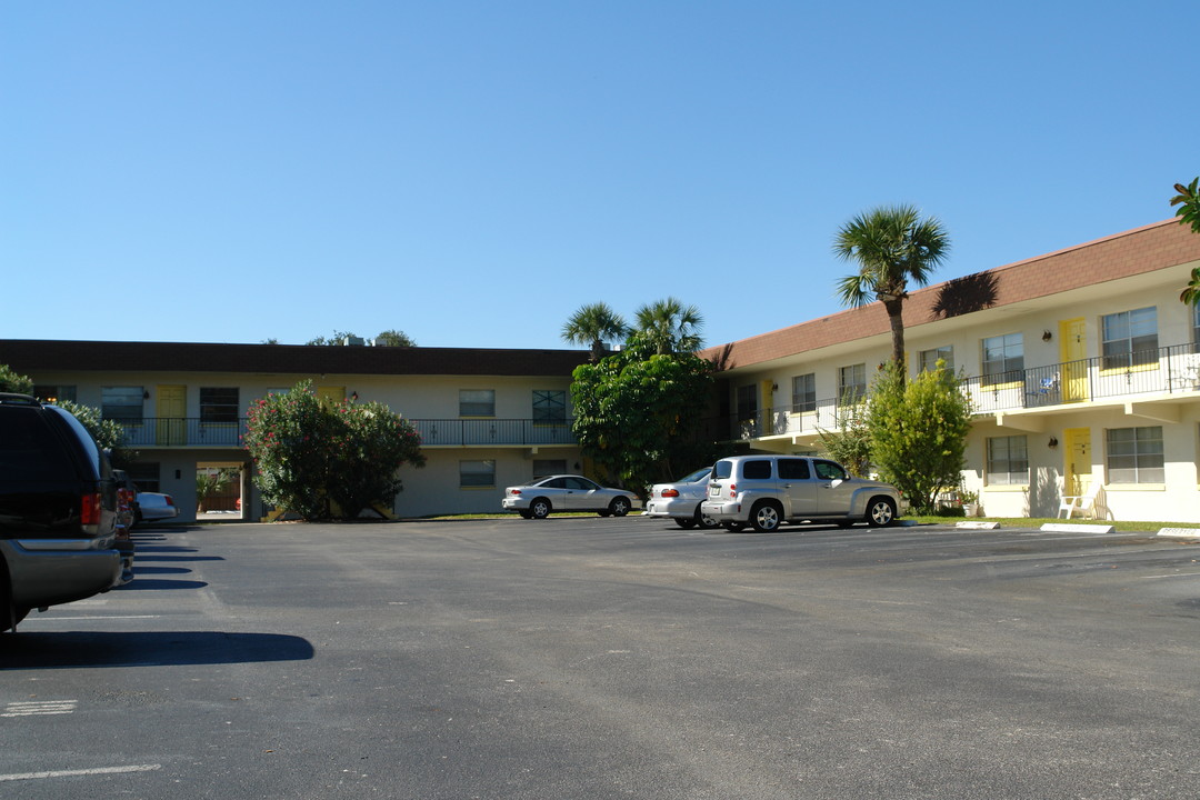 Sunrise Harbor Apartments in Daytona Beach, FL - Building Photo