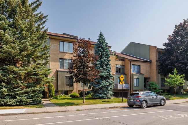 12467 Odette-Oligny Rue in Montréal, QC - Building Photo - Building Photo