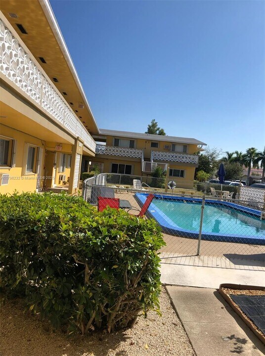 3525 Polk St in Hollywood, FL - Building Photo