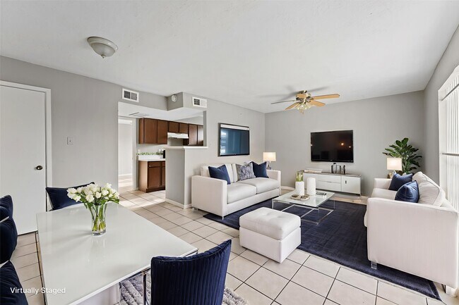 8342 Baker Dr in Houston, TX - Foto de edificio - Building Photo