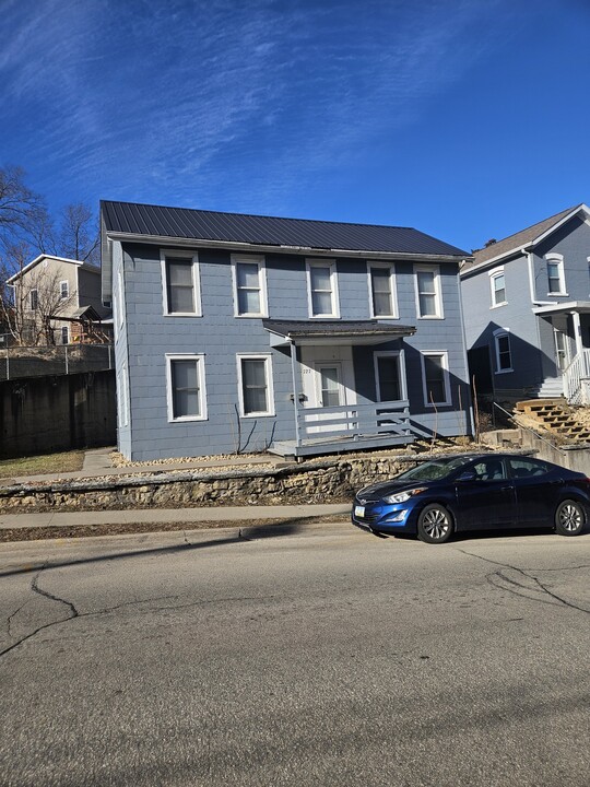 727 Hill St, Unit Upstairs in Dubuque, IA - Building Photo