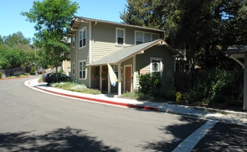 Acorn Court Apartments in Scotts Valley, CA - Foto de edificio - Building Photo