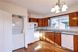 292 Pleasant St in East Providence, RI - Building Photo - Building Photo