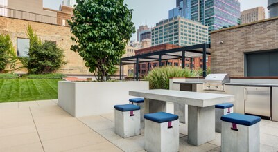 610 W Randolph St in Chicago, IL - Foto de edificio - Building Photo