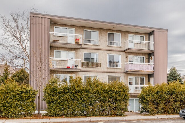 460 De Chartres Rue in Laval, QC - Building Photo - Building Photo